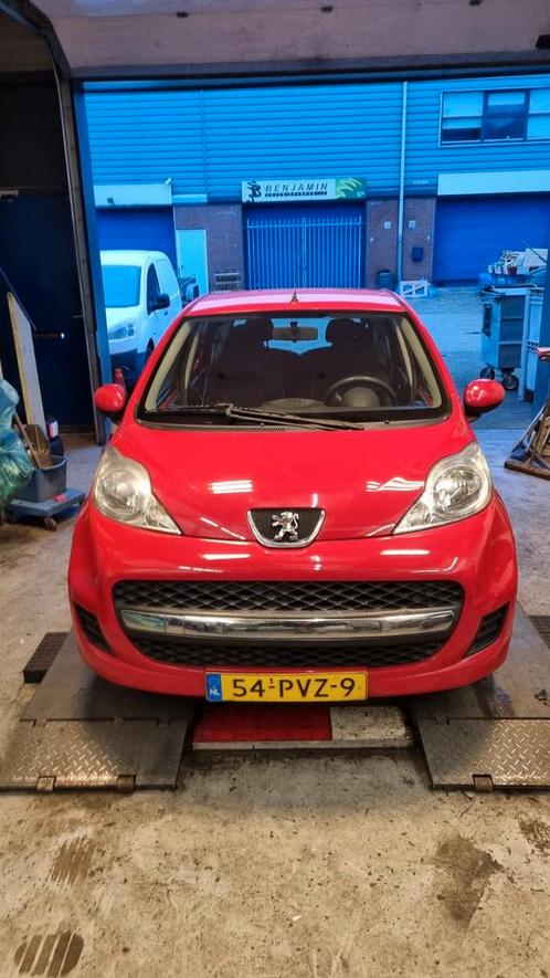 Peugeot 107 1.0 12V 5DR Rood.