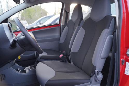 Peugeot 107 interieur stoelen achterbank en deurpanelen enz.