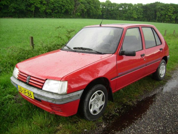 Peugeot 205 1.1 1994 Rood APK Rijdt perfect, CV en El. ramen