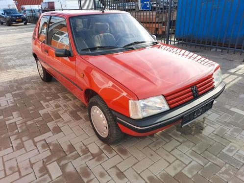 Peugeot 205 XT 1.6 automaat nieuwstaat