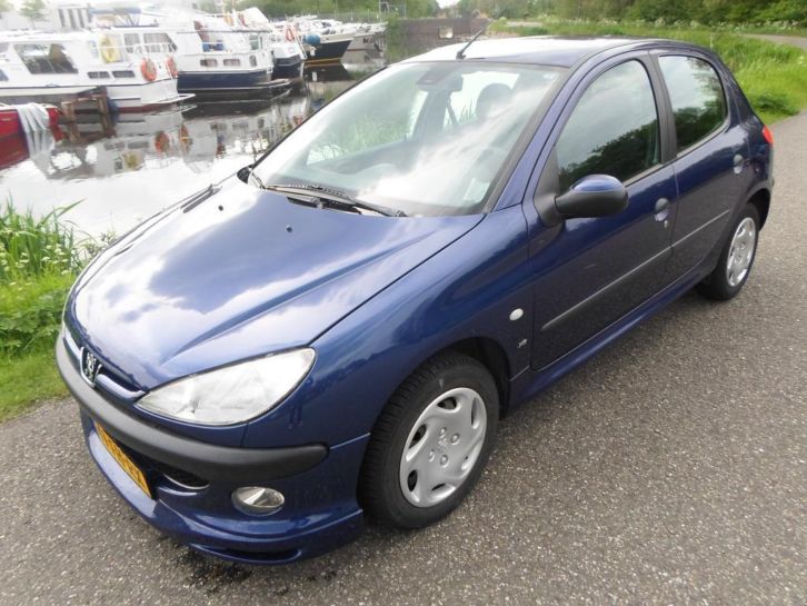 Peugeot 206 1.4 5DEURS BJ2000 Blauw Airco Apk tot 15-05-2016