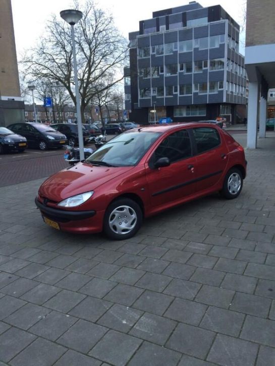 Peugeot 206 1.4 HDI XT 5D 2002 Rood