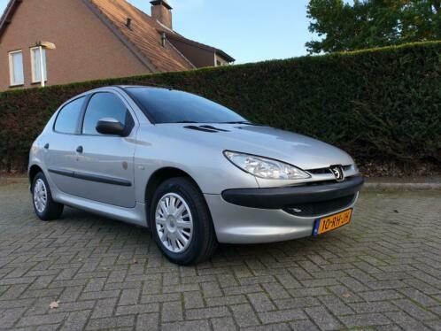 Peugeot 206 1.4 X-DESIGN .5deurs .2005 Grijs. APK 17-01-2023