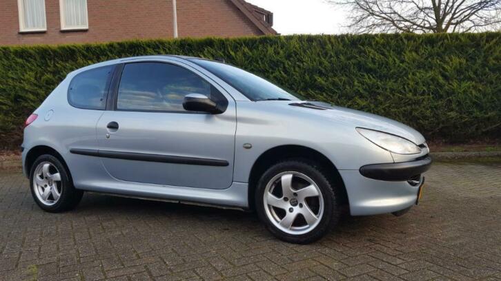 Peugeot 206 1.4 X-line 3D Grijs NIEUWE APK 25-11-2021