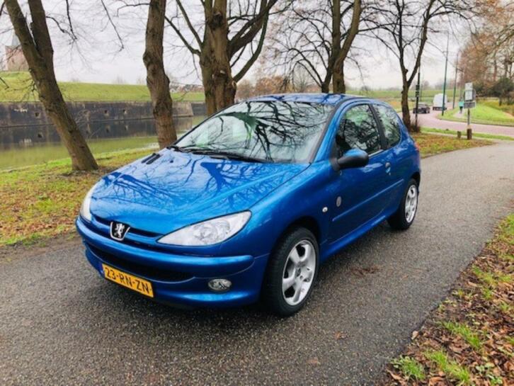 Peugeot 206 1.4 XT 3D AUT 2005 Blauw met NW. APK en WINTERB.