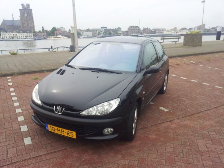 Peugeot 206 1.6 16V 109PK XS - Zwart (Airco Climate Control)