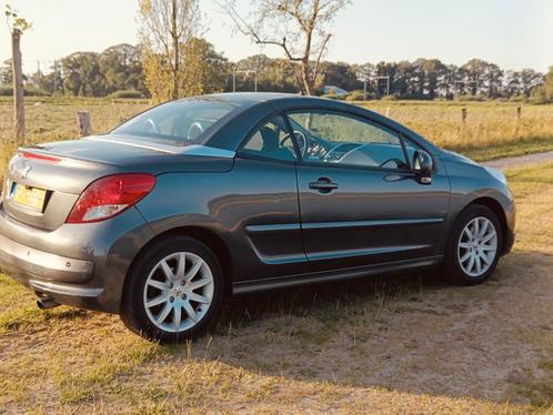 Peugeot 207 1.6 VTI CC 88KW 2011 Grijs met CarPlay scherm.