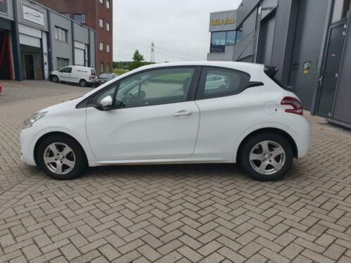 Peugeot 208 1.2 VTI 60KW82PK 3-D 2012 Wit nwe APK airco