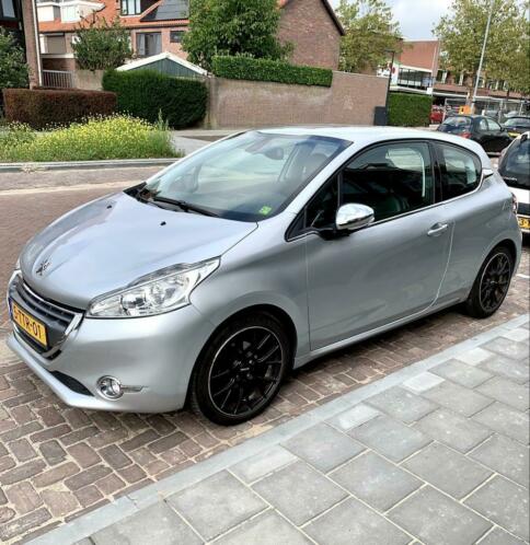 Peugeot 208 1.4 VTI Allure 2012 Metallic Grijs LEDER NAVI