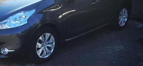 Peugeot 208 velgen plus banden te koop.( staal met wieldop )