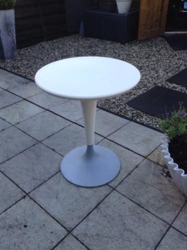 Philip starck buiten tafeltje