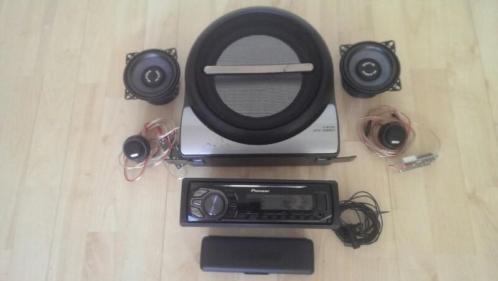 Pioneer autoradio met complete speakerset en subwoofer.