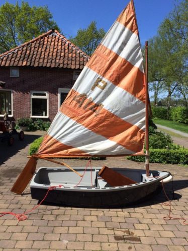 Piraat jeugdboot (lijkt op optimist) compleet met trailer