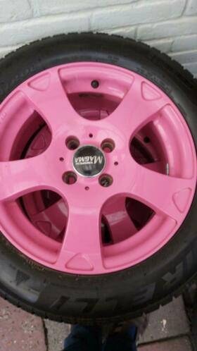 Pirelli winterbanden met roze velgen 1756515