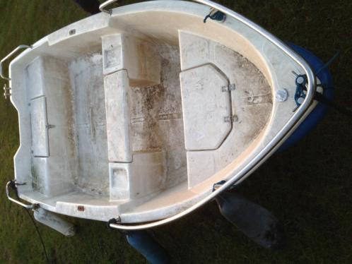 Polyester bijboot wit geschikt voor een buitenboord motor