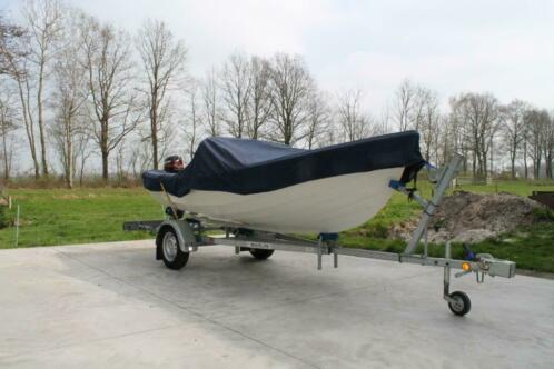 Polyester Crescent-42 motorboot met motor en kanteltrailer