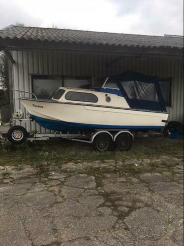 Polyester kajuitboot met trailer op kenteken