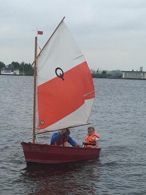 Polyester Piraatje, compleet met zeil en roeispanen