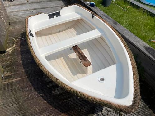 Polyester roeiboot te koop (geschikt voor motor en zeil)