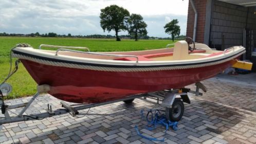 Polyester sloepje met motor en trailer