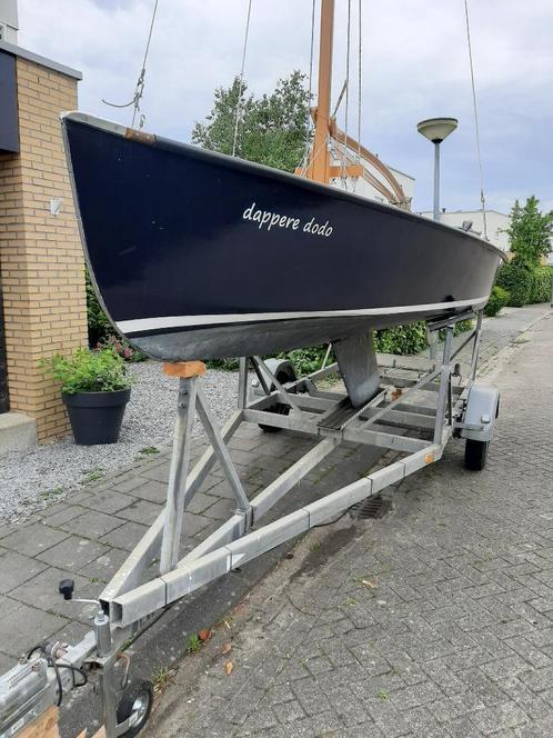 Polyester valk, polyvalk met wegtrailer en elektromotor.