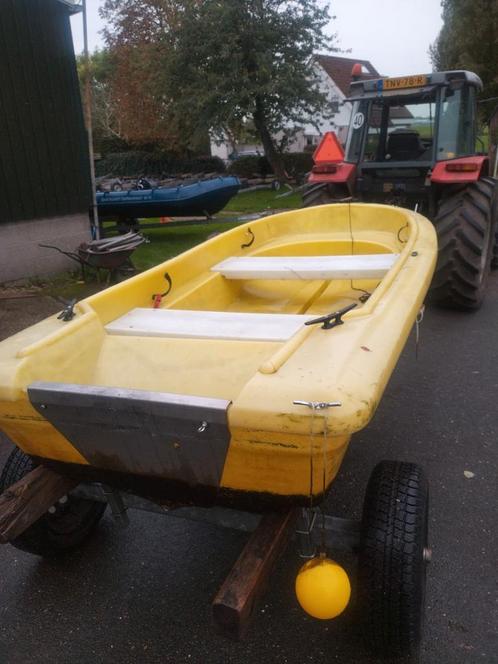 Polyethyleen roeibootje, visbootje, motor bootje, opknapper.