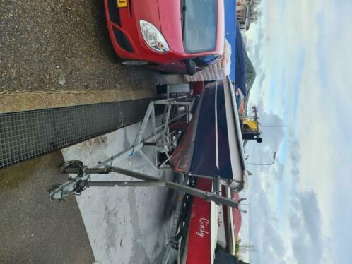 Polyvalk met aluminium mast motor en trailer