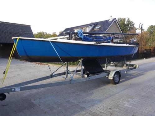 Polyvalk met zeilen en Yamaha 5 pk