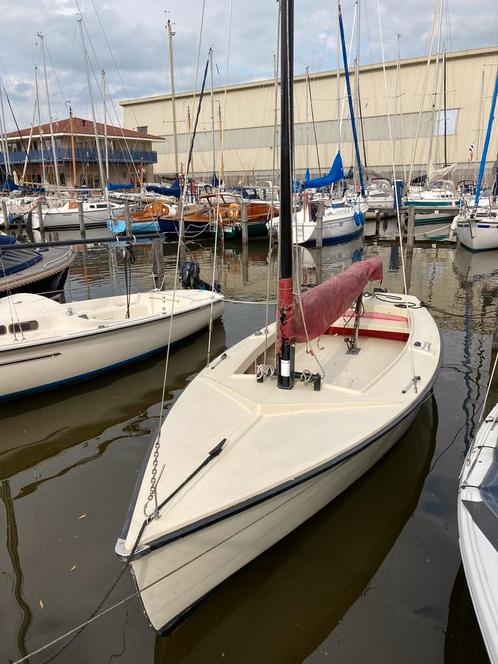 Polyvalk. Zelflozers, aluminum mast.