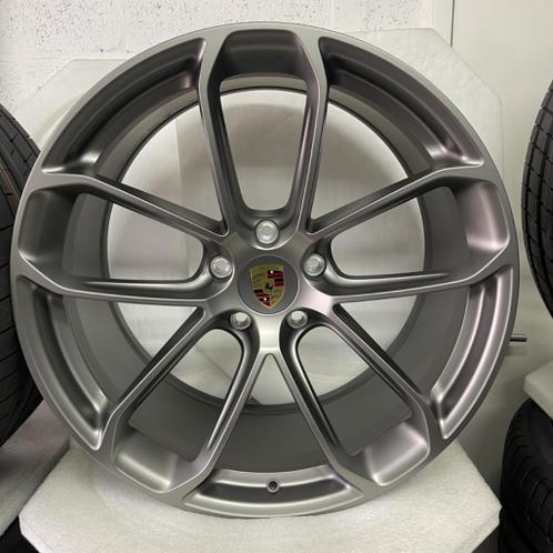 Porsche Cayenne (E3) 22 SportDesign Platinium met banden