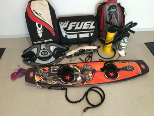 Prachige kitesurfset 3 vliegers Slingshot en Naish  plank 