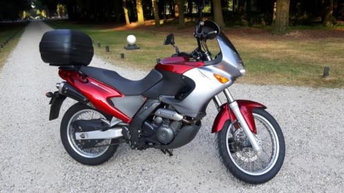 Prachtige Aprillia Pegaso 650 I.E (roodgrijs) met topkoffer