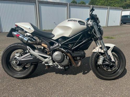 Prachtige Ducati Monster 696 Desmo net uitgevoerd