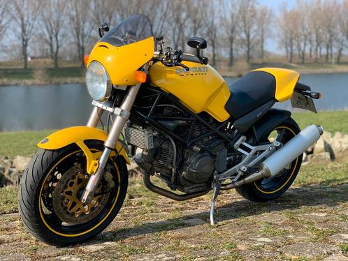 Prachtige gele Ducati Monster 900s