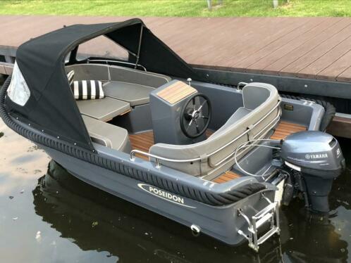 Prachtige Poseidon 440 deluxe sloep met Yamaha 8pk viertakt