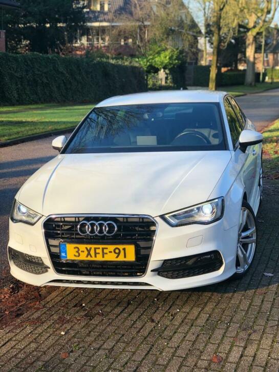 Prachtige Witte Audi A3 Limousine 1.6 TDI, S-line uitvoering