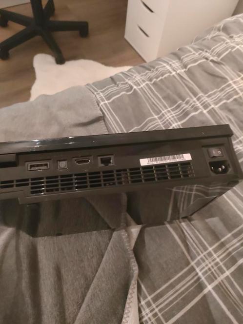 ps3 normaal 2 controllers maar zonder kabel maar werkt prima
