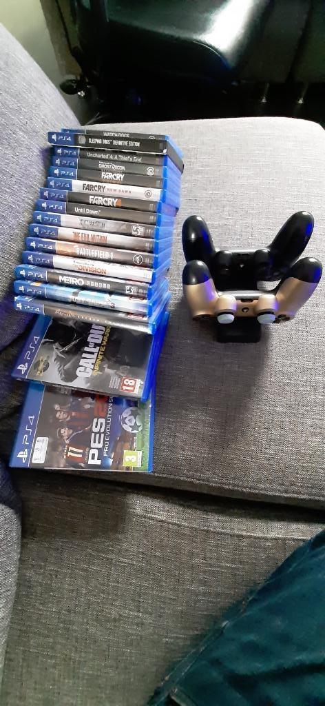 Ps4 pro,2 controllers,duo lader,18 games.