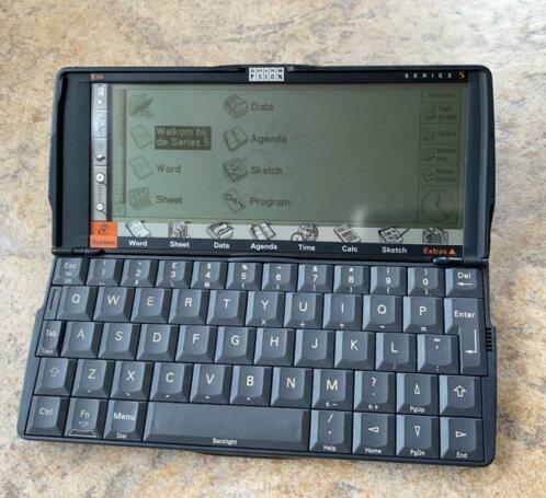 Psion 5 in hoes met kabels en netvoeding