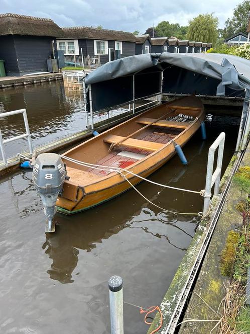 Punterboot polyester houtlook ligplaats Giethoorn