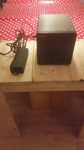 qnap server ts-412 incl 4x2 tb schijven