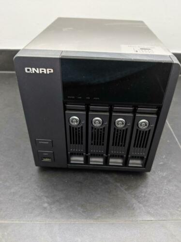 QNAP TS-410 geen disken en geen power adapter. In werkende
