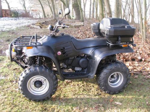 quad met kenteken, trekhaak, koffer en lier