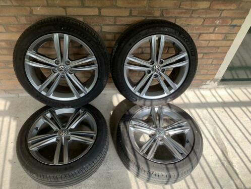 R line Sebring Velgen 17 inch 2354517 ZGAN Michelin Banden