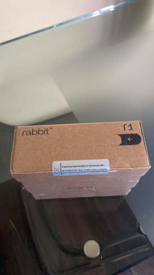 Rabbit r1 , geseald in doos