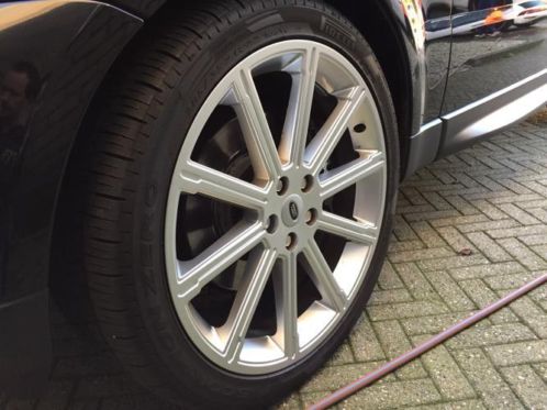 Range Rover (Sport) Velgen 22 inch met Pirelli banden