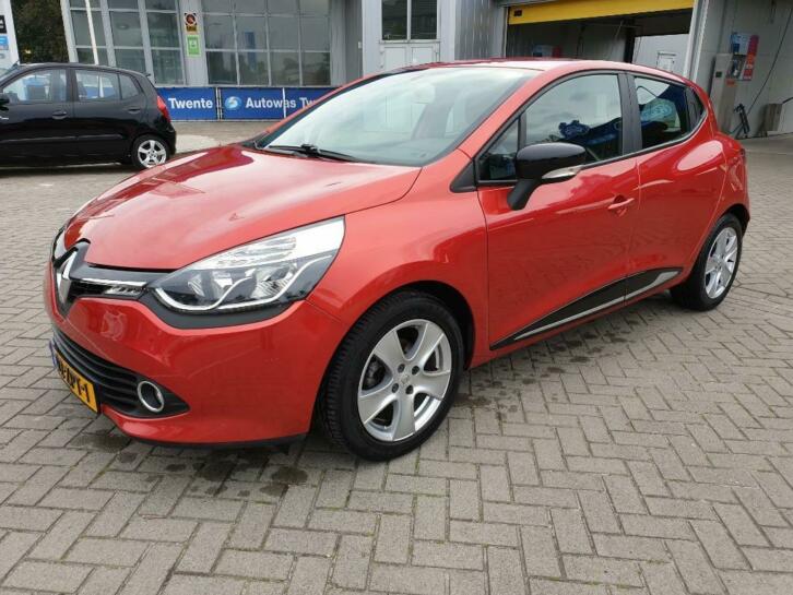 Renault Clio 0.9 TCE 66KW 5-DRS 2013 Rood met winterbanden