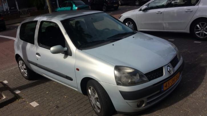 Renault Clio 1.5 DCI 3DR BJ 2002 Grijs