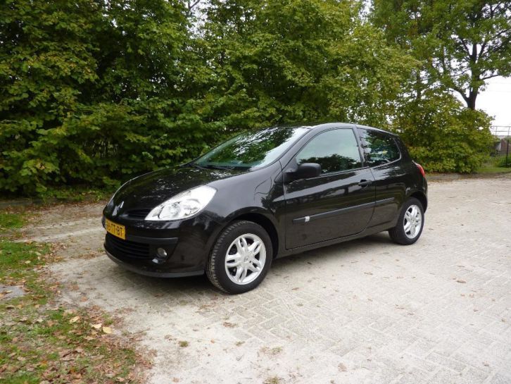 Renault Clio 2007, met gloednieuwe APK en set winterbanden