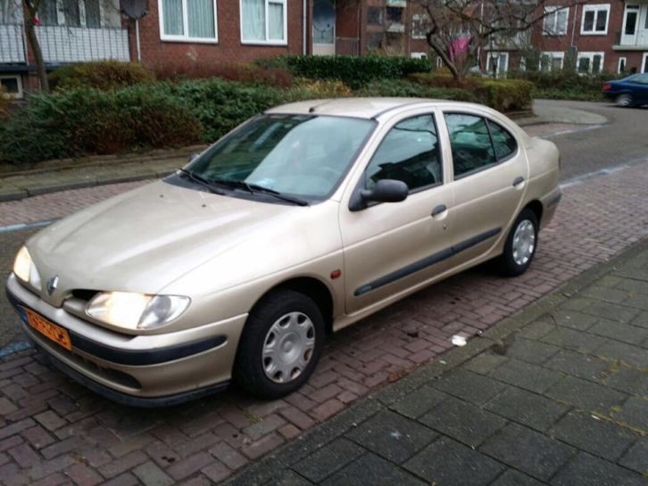 Renault Megane 1.4 E Sedan RL 1998 Bruin SPOED WEG